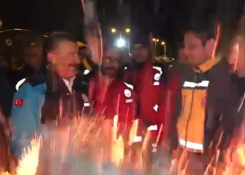 Bakan Koca, sağlık personeliyle görüşürken kor parladı