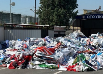 Adana’da seçim afişleri tek tek toplatıldı!