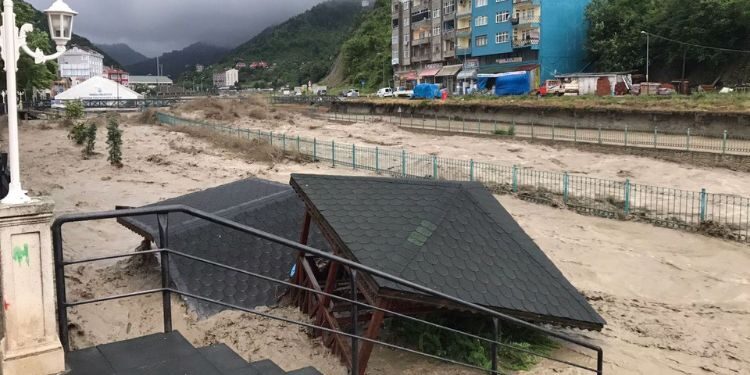Kastamonu’da köprü sel sularına teslim oldu