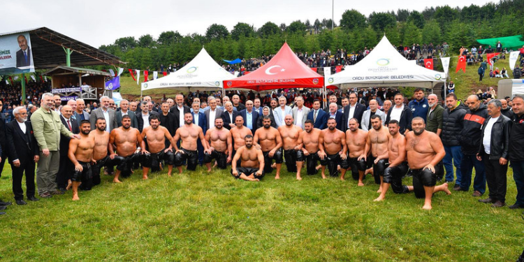 BAŞKAN KESKİN VE TOMBAŞ GÜREŞ FESTİVALİNE KATILDI