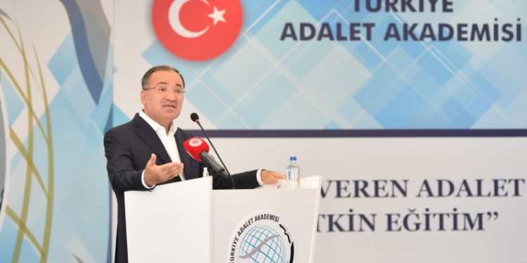 BAKAN BOZDAĞ, HAKİM SAVCI ADAYLARI İLE BİR ARAYA GELDİ