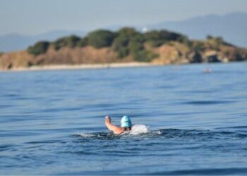 Otizm Farkındalığı İçin 5 Kilometre Kulaç Attılar