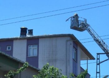 Sultanbeyli’de 3 katlı binanın çatısı alev alev yandı