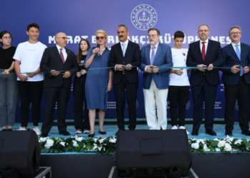 BAKAN ÖZER, MURAT BARDAKÇI KÜTÜPHANESİ’NİN AÇILIŞINI GERÇEKLEŞTİRDİ