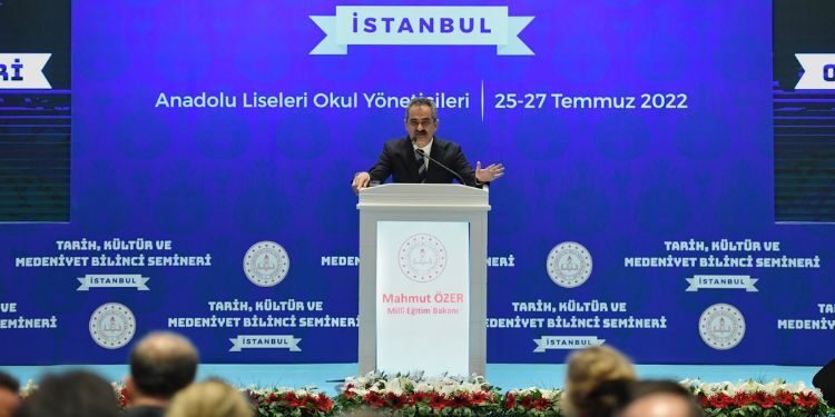 BAKAN ÖZER LİSELİ GENÇLERLE BİR ARAYA GELDİ