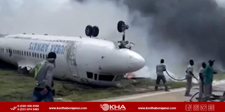 Pisten çıkan uçak takla attı