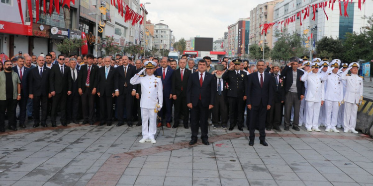 Sultanbeyli’de Zafer Bayramı Kutlamaları Çelenk Sunma İle Başladı