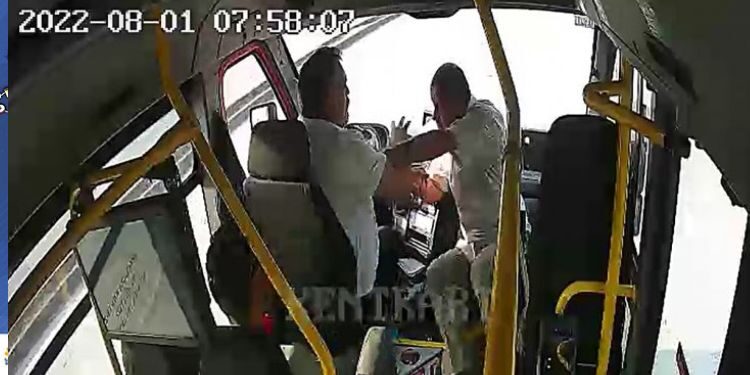 Hareket halindeki otobüs şoförüne yumruk