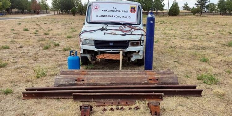 Tren rayı çalan 5 şüpheli yakalandı