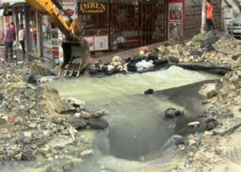 Bahçelievler’de İSKİ borusu patladı!