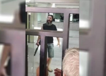 Lübnan’da bir adam bankayı silahla bastı