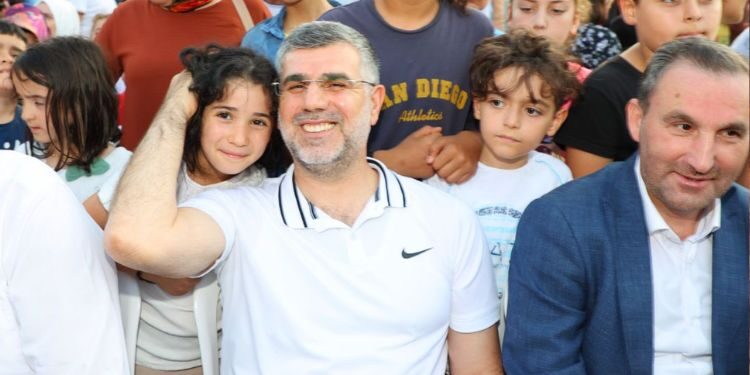 Başkan Keskin Mahalle Şenliklerinde Miniklerle Buluştu