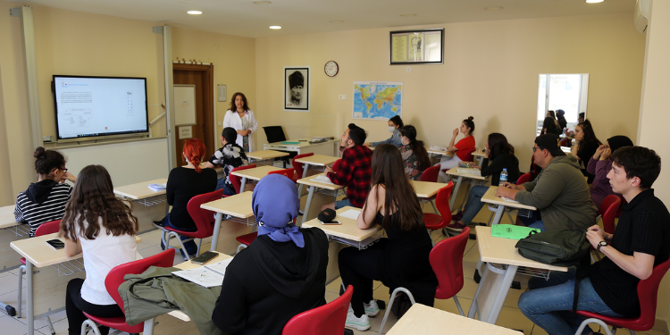 ATAŞEHİRLİ ÖĞRENCİLERDEN YKS’DE GURURLANDIRAN BAŞARI