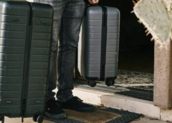 Satın aldıkları bavuldan insan kalıntıları çıktı