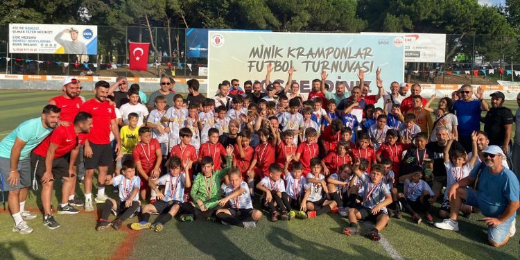 ÜMRANİYE’DE 3’ÜNCÜ ‘MİNİK KRAMPONLAR FUTBOL TURNUVASI’ DÜZENLENDİ