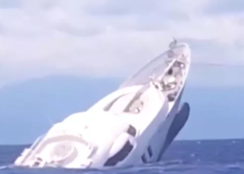 40 metrelik süperyat alabora oldu