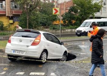 Seyir halindeki otomobil yolda oluşan çukura düştü