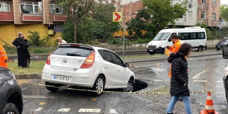 Seyir halindeki otomobil yolda oluşan çukura düştü
