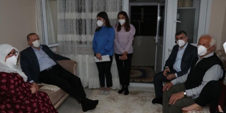 İmamoğlu’na “Ben Tayyipçiyim” Diyen Beyhan Teyze Erdoğan’la Buluştu