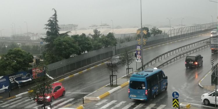 Sultanbeyli Güne Yağmurla Başladı