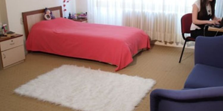 Kiracısını sahte belgeyle evden çıkarmak istedi