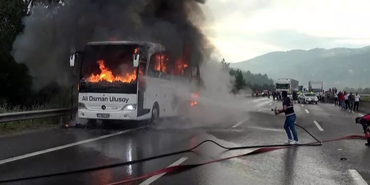 TEM’de yolcu otobüsü alev alev yandı