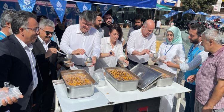 DEVA Partisi’nden Vatandaşa Aşure İkramı
