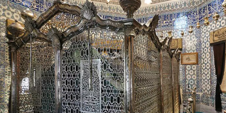 Eyüp Sultan Türbesi’nin çinileri zarar gördü