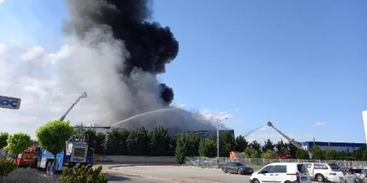 Konya’da boya fabrikasında korkutan yangın