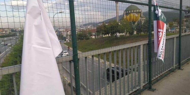 SULTANBEYLİ’DE GELECEK PARTİSİNİN PANKARTLARINA SALDIRI