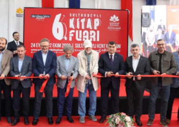 Sultanbeyli Kitap Fuarı Yazarları Okurlarıyla Buluşturuyor