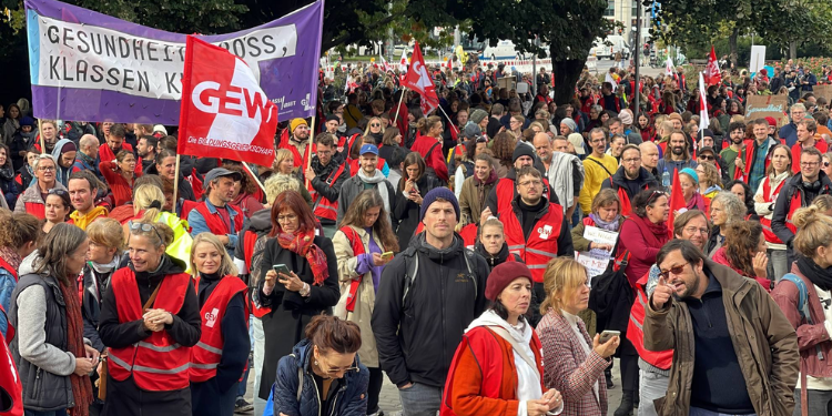 Almanya’da binlerce öğretmen ayağa kalktı