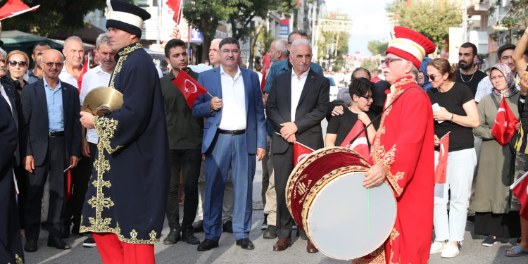 ÜMRANİYEDE 30 AĞUSTOS FENER ALAYI YÜRÜYÜŞÜ GERÇEKLEŞTİRDİ