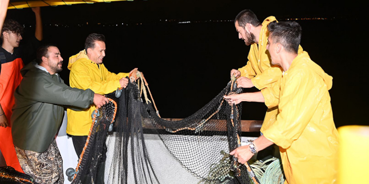 Balıkçılık Sezonu Açıldı, Tuzla’da İlk Ağı Başkan Yazıcı Attı