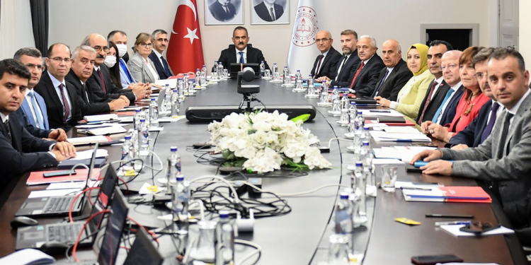 BAKAN ÖZER İL MİLLÎ EĞİTİM MÜDÜRLERİ İLE YENİ EĞİTİM ÖĞRETİM YILI HAZIRLIKLARINI DEĞERLENDİRDİ