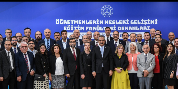 BAKAN ÖZER, EĞİTİM FAKÜLTELERİNİN DEKANLARI İLE BİR ARAYA GELDİ