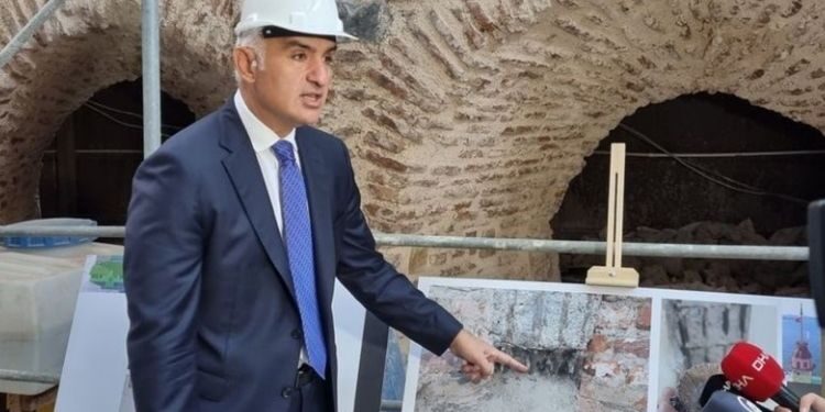 Bakan Ersoy Kız Kulesi’ndeki çalışmaları inceledi