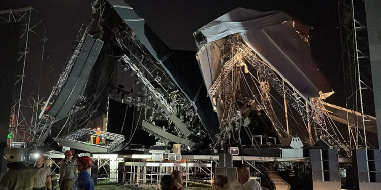 Tarkan’ın konser vereceği sahne çöktü:1 yaralı