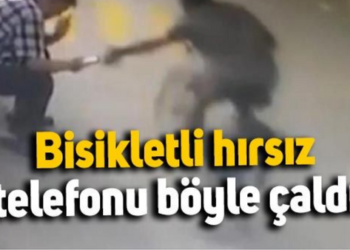 Kaldırımdaki adamın elinden telefon çaldı!