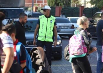 Kartal’da öğrenciler zabıta ekiplerine emanet