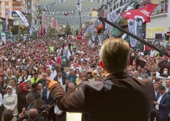 AHMET DAVUTOĞLU SULTANBEYLİ’DE VATANDAŞLA BULUŞTU