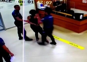 İstanbul’da kendisini kurtaran polise dayak attı