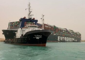 Süveyş Kanalı’nda kaza: Petrol tankeri karaya oturdu