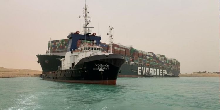 Süveyş Kanalı’nda kaza: Petrol tankeri karaya oturdu