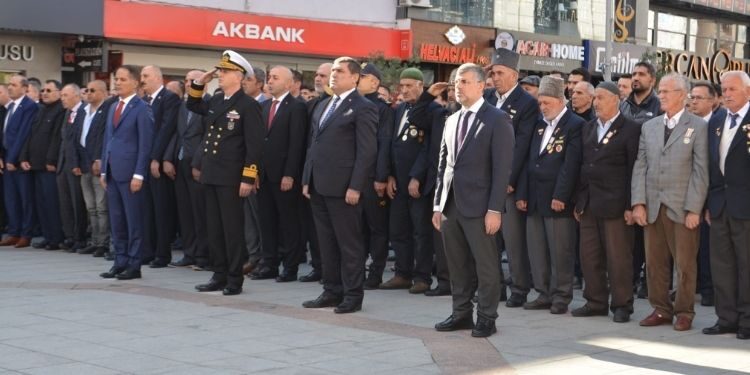 Sultanbeyli’de 29 Ekim Kutlamaları Çelenk Sunma Töreniyle Başladı