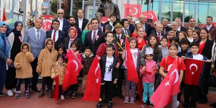 Sancaktepe’de 29 Ekim Dolayısıyla Çelenk Sunma Töreniyle Başladı