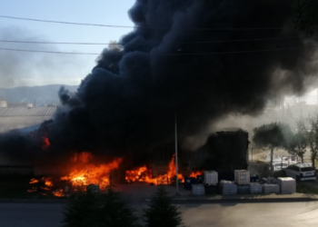 Kocaeli’de sanayi tesisi alev alev yanıyor!