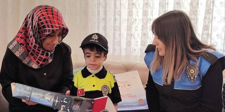 Türk polisi kelebek hastası miniğin kalbine dokundu