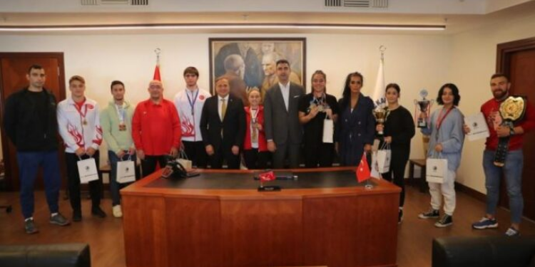 Şampiyonlardan Başkan Yüksel’e ziyaret