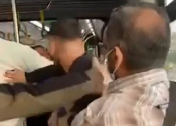 Metrobüste yüksek sesle konuştun kavgası kamerada…